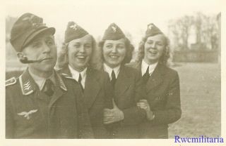 Port.  Photo: Rare Female Uniformed Luftwaffe Helferin Girls Laughing W/ Soldier