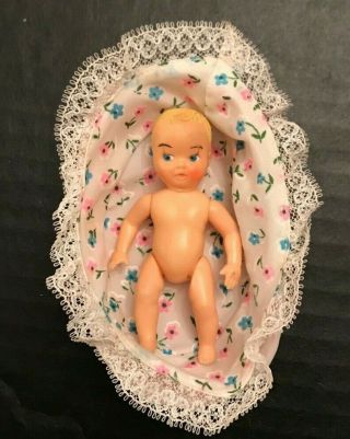 Vintage Rare 1963 Mattel Barbie Baby - Sits 953 Baby And Bassinet