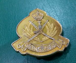 Oman Miltary National Soldier Cap Badge Rare.