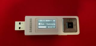 Rare Samsung Yp - U2j - 1gb Usb 2.  0 Digital Mp3 Player / Voice Recorder,  White