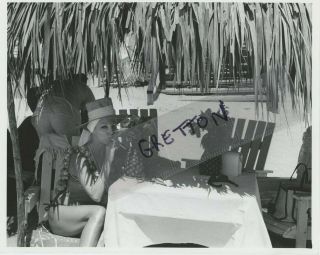 Gorgeous Joan Collins In Bikini Rare Candid Photo