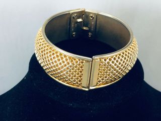 Vtg.  Rare Sarah Coventry Textured Gold Tone Snap/hinged Bracelet