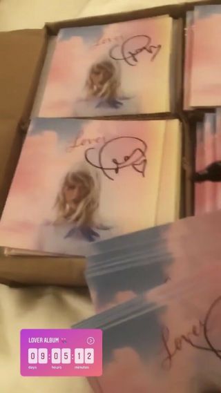 AUTOGRAPHED Lover Booklet,  ME (CD Single) - Taylor Swift HAND SIGNED RARE 6
