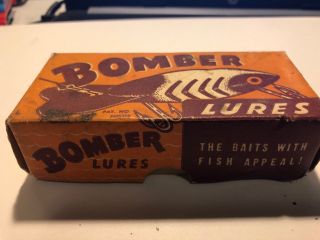 VINTAGE RARE BOMBER No.  405 Fishing LURE BOX WITH PAPERS AND A RED SIDE LURE 4