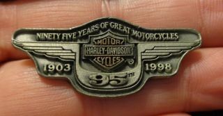 Rare 95th Anniversary Embossed 1998 Harley Davidson Vest Lapel Pin Flsts Flhtcu