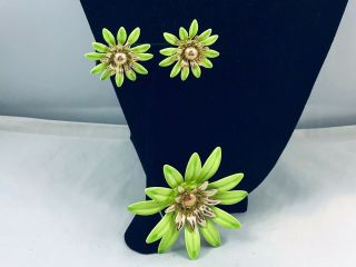 Vtg.  Rare Sarah Coventry Demi Lime Green Enamel Daisy Flowers Brooch/earrings