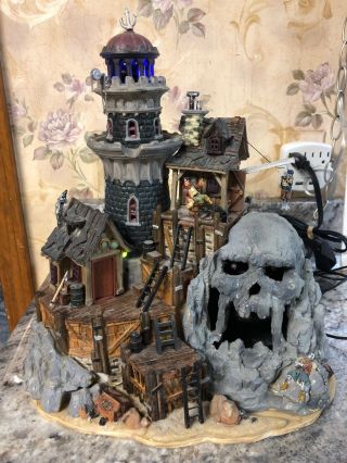 Lemax Spooky Town " Isle Of Doom Lighthouse " Animated Lights & Fog Machine Rare