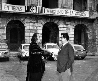 Salvador Dali In Conversation Rare Candid 8x10 Photograph