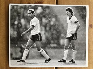 England 10x8 Press Photo.  Ray Wilkins & Bryan Robson.  Rare Imagine 1985