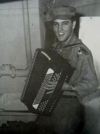 Photo Elvis - Rare - Unseen - 5 1/2 " X 7 " - Army - Playing Accordion In Barracks