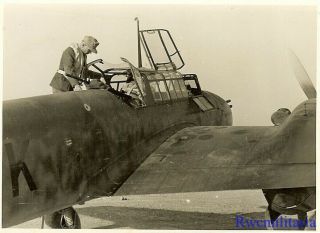 Port.  Photo: Rare Luftwaffe Airman W/ Camo Me - 110 Fighter Plane On Airfield