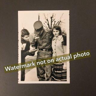 Ultra Rare Elvis Photo - Candid Army Shot - Signing Autograph W/fans - Wow