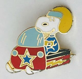 Snoopy On A Toboggan Ski Peanuts Comics Pin Badge Rare Vintage (a1)