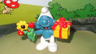 Smurfs Gift Smurf Flowers 20040 Rare Vintage 2 Germany With Paint Dot Figurine
