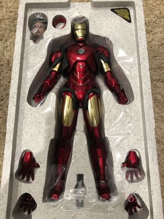 Hot Toys Iron Man Mark 4 IV With Suit - Up Gantry 2