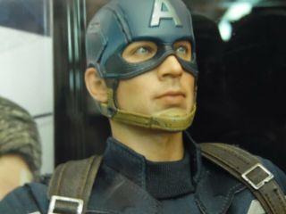 Hot Toys Captain America Winter Soldier 2 Pack Steve Rogers Cond. 4