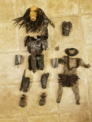 Hot Toys Predator Head And Armor Set.