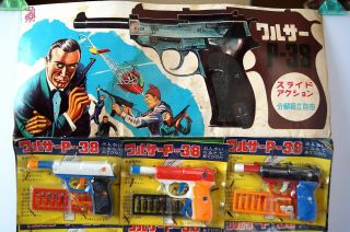 60 ' s A Lucky Find 007 James Bond Shooting Plastic Models with Hanging Display 2