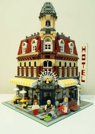 Lego Cafe Corner 10182 - Modular - Complete - 100 Lego Brand -