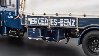 Mercedes - Benz Racing Car Transporter Truck LO 2750 in 1:18 by CMC M - 144 12