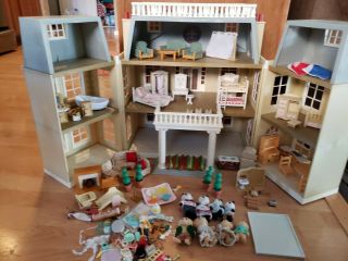 Calico Critters Cloverleaf Manor Playhouse With Furniture And Figures