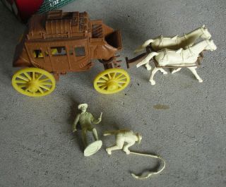 Vintage Plastic Wells Fargo Overland Coach With Horses And 2 Toy Figures