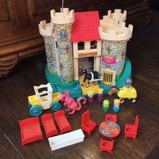 Vintage Fisher Price Family Castle Little People Playset 993