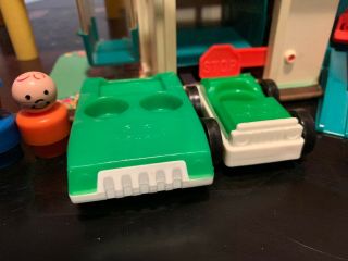 Vintage Fisher Price Little People Parking Garage 930 w cars and people Complete 5