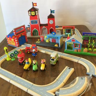 Rare Richard Scarry Large Playset Townhall Cars Firehall Garage Store
