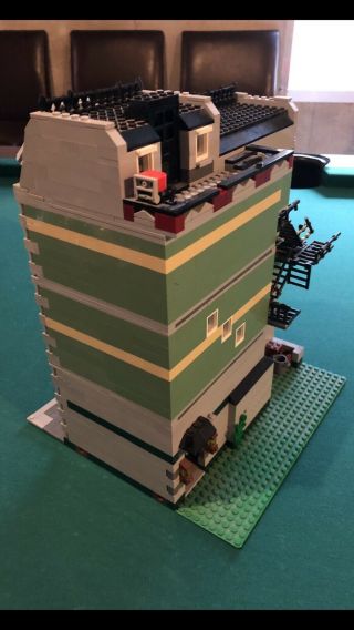 LEGO 10185 Creator Green Grocer 85 (roughly) Complete 4