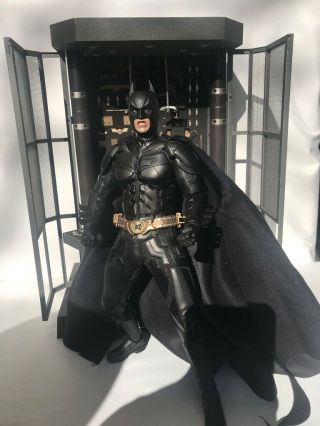 Hot Toys The Dark Knight Batman With Armory 1/6 Scale Figure Set Pre - Owned.