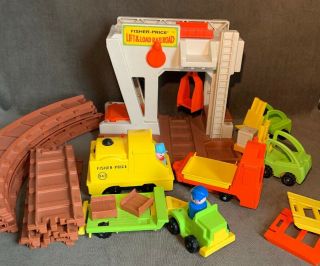 Vintage Fisher Price Little People Lift And Load Railroad 943,