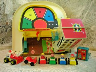 Vintage Fisher Price Play Family Little People Garage 930 Complete W/tow