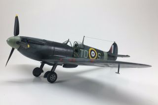 Pro Built 1/32 Spitfire Mk.  Iia Raf 1942