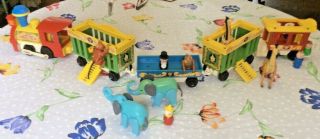 Vintage Fisher Price Little People 991 Play Family Circus Train,