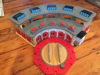 Thomas & Friends Wooden Railway Deluxe Roundhouse Lc99370