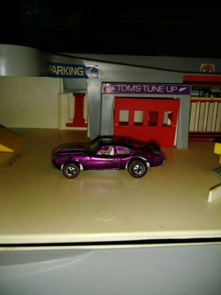 Hot wheels redlines olds 442 magenta rare car has some toning,  scratches,  car 4