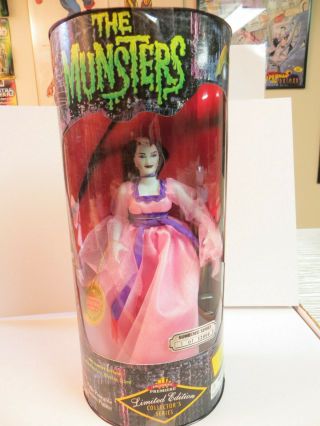 The Munsters - Yvonne Decarlo - Exclusive Premiere Toys Figure - Nrfb