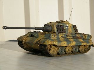 Built 1/35 Scale Plastic Tank Model Of Ww2 German Sd.  Kfz.  182 King Tiger