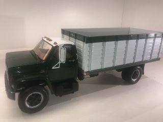 1/16 Checy C - 60 Grain Truck With Operating Dump Bed (harder To Find Model)