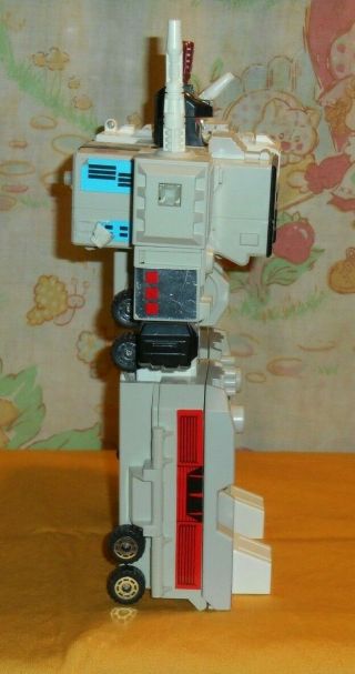 G1 Transformers METROPLEX BODY (plastic tires) WITH R,  L FIST (only) 2