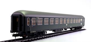 58021 Marklin Gauge 1 very large Express Train Passenger Car w/lighting 2