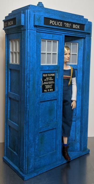 Doctor Who - Barbie - 1:6 Scale Custom TARDIS - Half Box - Real lights 2