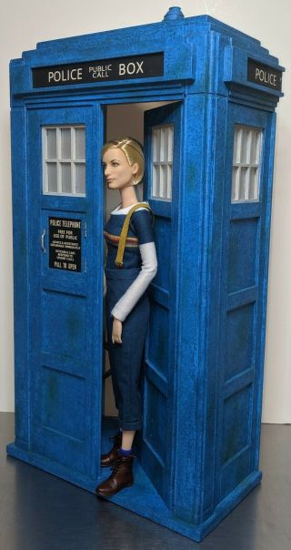 Doctor Who - Barbie - 1:6 Scale Custom TARDIS - Half Box - Real lights 3
