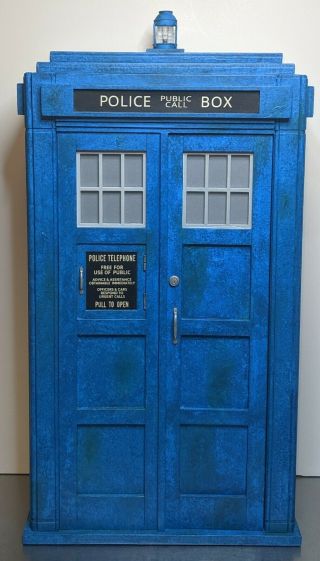 Doctor Who - Barbie - 1:6 Scale Custom TARDIS - Half Box - Real lights 4