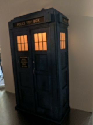 Doctor Who - Barbie - 1:6 Scale Custom TARDIS - Half Box - Real lights 6