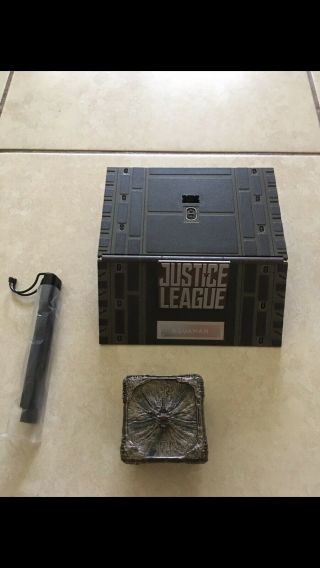 Hot Toys Justice League Aquaman Stand And Mother Box