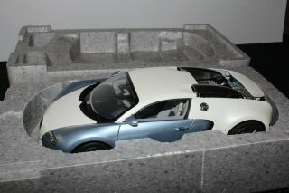 1/18 Autoart Bugatti Eb 16.  4 Veyron Pearl / Blue 70908