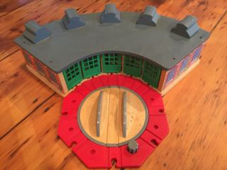 Thomas & Friends Wooden Railway Roundhouse Lc99320 With Round - About Lc99927
