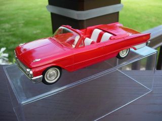 1/25th Scale 1961 Ford Sunliner Convertible - -